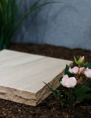 Trittplatte Sandstein bossiert
